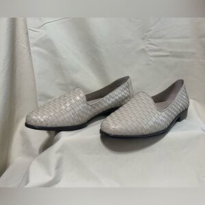 Trotters Liz Loafer, size 9, color - Cream. Worn once